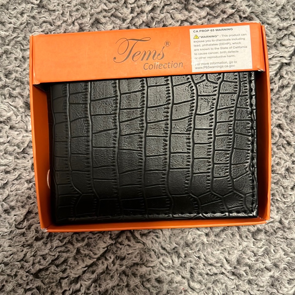 Tems Collection black Faux crocodile leather wallet